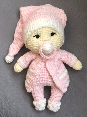 Heklana lutka beba Benka u roze odelu sa cuclom
