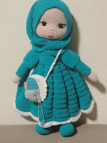 Heklana lutka Jenna u tirkiznoj haljini sa maramom