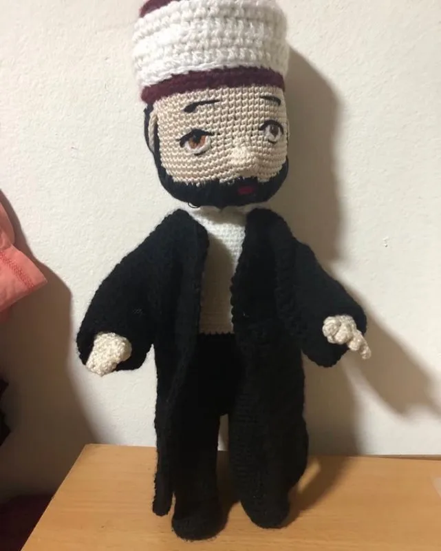 Heklana lutka Imam u crnom odelu sa belom kapom