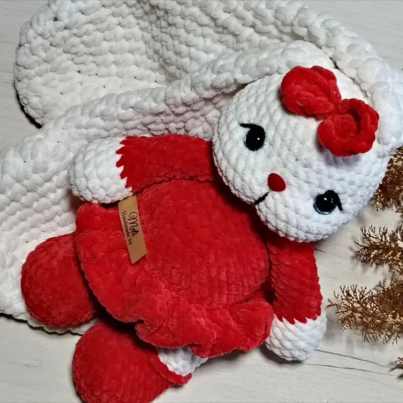 Heklana bela igračka Zekan sa crvenom mašnom
